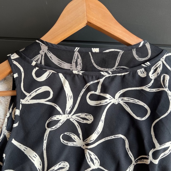 $8 when you bundled Banana Republic Black Camisole Cream Bows - Bundle Discount - Picture 5 of 5